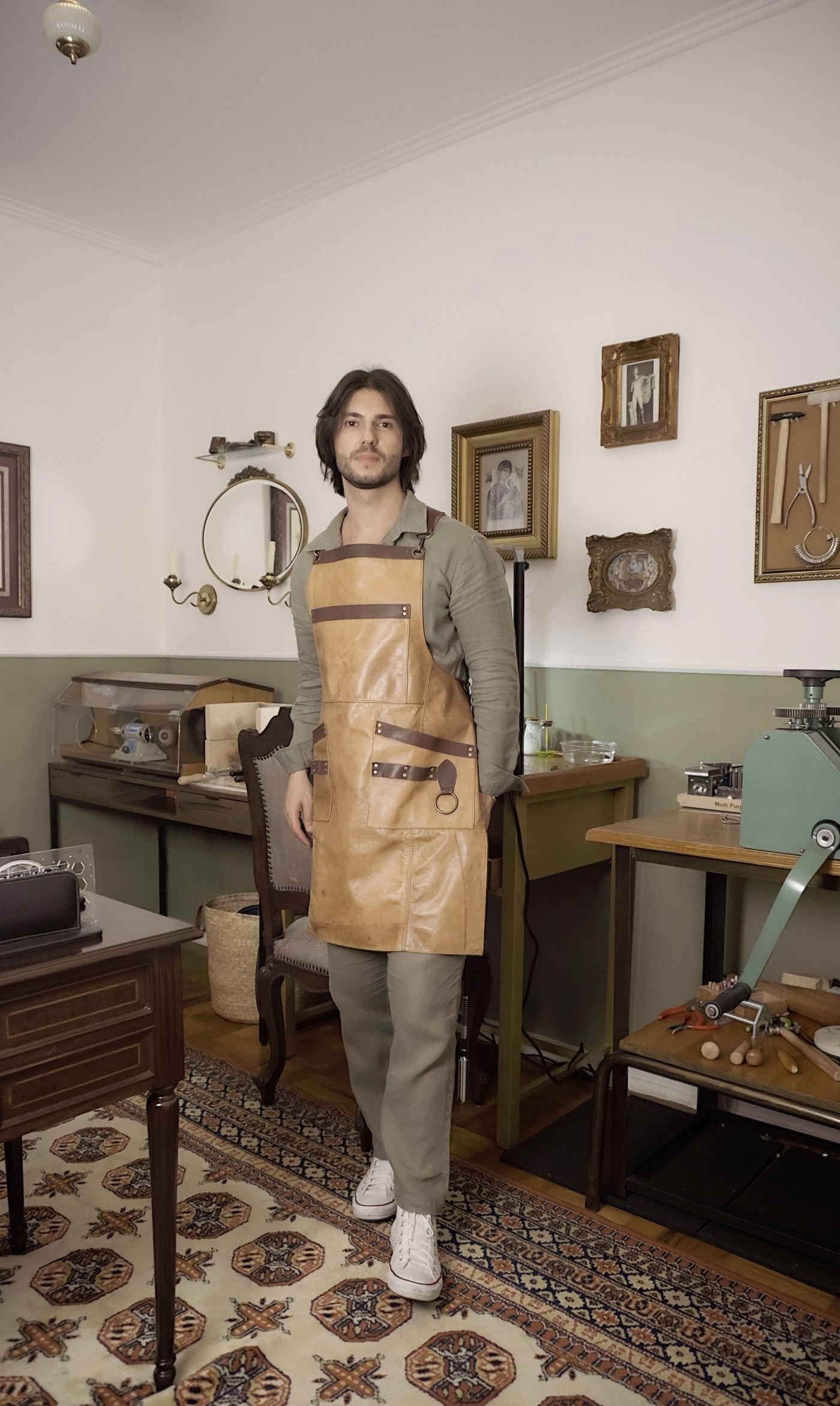Paulo Jurdin de pé no atelier